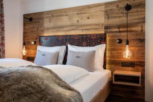 Letto o letti in una camera di Hotel Zehnerkar & Hotel Obertauern