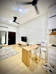 Μια τηλεόραση ή/και κέντρο ψυχαγωγίας στο Modern House with 2 Bedrooms