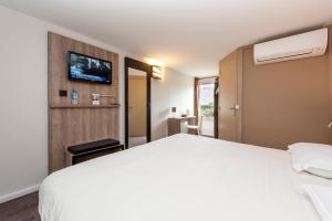 Letto o letti in una camera di Brit Hotel Avignon Sud Le Calendal