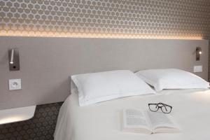Letto o letti in una camera di Brit Hotel Avignon Sud Le Calendal