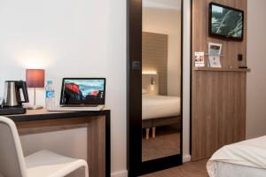 TV o dispositivi per l'intrattenimento presso Brit Hotel Avignon Sud Le Calendal