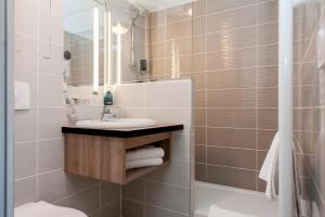Bagno di Brit Hotel Avignon Sud Le Calendal