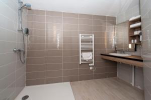 Bagno di Brit Hotel Avignon Sud Le Calendal
