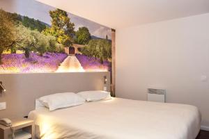 Letto o letti in una camera di Brit Hotel Avignon Sud Le Calendal