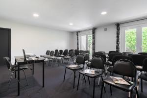 Zona business o sala conferenze di Brit Hotel Avignon Sud Le Calendal