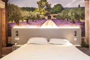 Letto o letti in una camera di Brit Hotel Avignon Sud Le Calendal