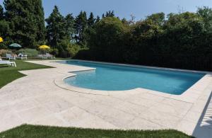 Piscina di Brit Hotel Avignon Sud Le Calendal o nelle vicinanze