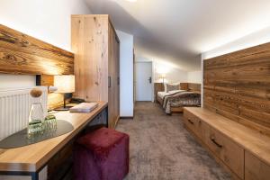 Letto o letti in una camera di Hotel Zehnerkar & Hotel Obertauern