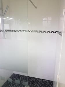 ein Badezimmer mit Dusche mit Glastür in der Unterkunft Chambre Proche Astérix, Parc Expo Villepinte, CDG, Bourget in Saint-Witz + 13 Fotos