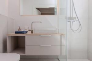 Ένα μπάνιο στο Luxury studio in pinewood 3min walk to sea +43 φωτογραφίες