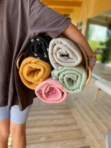 Una persona sostiene un montón de toallas. en Dwa Słowa, en Giżycko