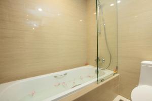 Koupelna v ubytování Louis Kienne Cikarang Hotel & Service Apartment
