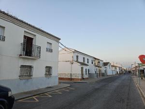 Una calle vacía con edificios blancos y una señal de stop en Piso Ana appartement Cosy et moderne, Climatisé été, hiver, en Campillos