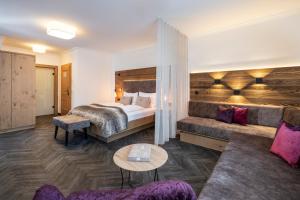 Letto o letti in una camera di Hotel Zehnerkar & Hotel Obertauern