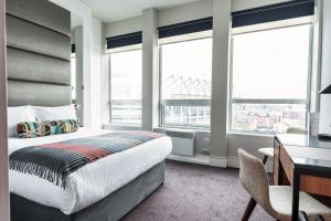Postel nebo postele na pokoji v ubytování Sandman Signature Newcastle Hotel