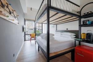 una camera con letto a castello e lenzuola bianche di 瀚寓夏天 Hanns Summer a Taipei