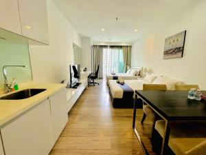 Μια τηλεόραση ή/και κέντρο ψυχαγωγίας στο Roomy Suites @One Bukit Ceylon