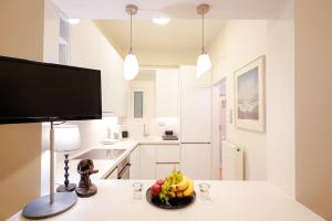 Nhà bếp/bếp nhỏ tại Syntagma square, 60sqm Dream suite