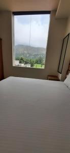 Una cama o camas en una habitación de Hotel Hallmark
