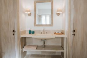 un baño con lavabo y espejo en Villa Giuansò, en Fasano 49 fotos más