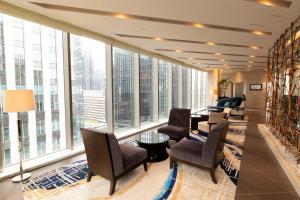 東京にあるホテル龍名館東京の高層ビルが見えるオフィス