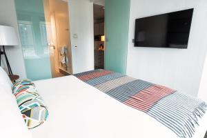 Postel nebo postele na pokoji v ubytování Sandman Signature Newcastle Hotel
