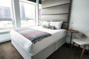 Postel nebo postele na pokoji v ubytování Sandman Signature Newcastle Hotel
