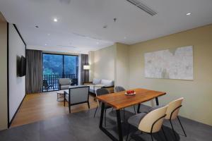 TV a/nebo společenská místnost v ubytování Grand Aston Puncak Hotel & Resort