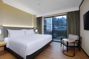 Postel nebo postele na pokoji v ubytování Grand Aston Puncak Hotel & Resort