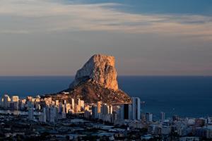 Une montagne au milieu d'une ville dans l'établissement Casa Muk, à Calp 45 autres photos
