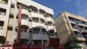 ドバイにあるAl Ahrar Hotelの白い建物(バルコニー付)