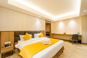 a bedroom with a large bed and a desk at Hotel Palacio Regency in Alīpur Duār