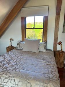 Postel nebo postele na pokoji v ubytování Tree Hut Cottage