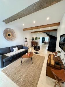 シジャンにあるMaison de Village - Standing - Centre Historiqueの青いソファとテーブルのあるリビングルーム