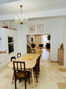 シジャンにあるMaison de Village - Standing - Centre Historiqueのテーブルと椅子のあるキッチンとダイニングルーム