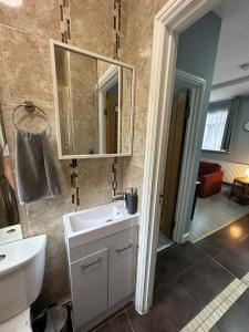 Koupelna v ubytování Central London - ground floor 2 bedrooms apartment