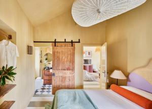 una camera da letto con un letto e un lampadario di Pirate House Sea front Private Pool Garden Funchal a Funchal Altre 27 foto