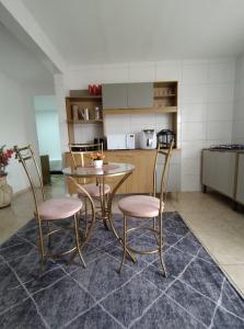 eine Küche mit einem Tisch und 2 Stühlen in der Unterkunft Apartamento térreo em palhoça in Palhoça