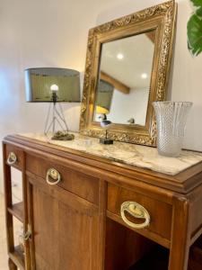 シジャンにあるMaison de Village - Standing - Centre Historiqueの灯篭の鏡