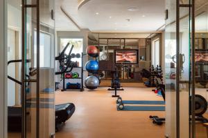 7Pines Resort Ibiza, part of Destination by Hyatt的健身中心和/或健身设施