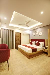 een hotelkamer met een bed en een stoel bij Saltstayz Select - Huda City Center in Gurgaon