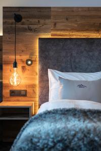 Letto o letti in una camera di Hotel Zehnerkar & Hotel Obertauern