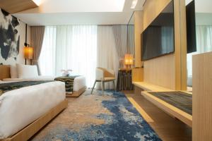 TV a/nebo společenská místnost v ubytování Louis Kienne Cikarang Hotel & Service Apartment