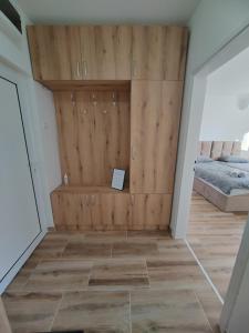 سرير أو أسرّة في غرفة في Apartman Ćirić