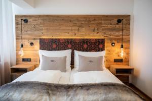 Letto o letti in una camera di Hotel Zehnerkar & Hotel Obertauern