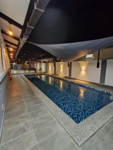 Kolam renang di atau dekat dengan Melaka privatepool bungalow BBQWIFI krubong
