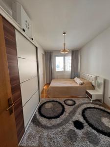 Postel nebo postele na pokoji v ubytování Big spacious apartment in Pej center with WI-FI