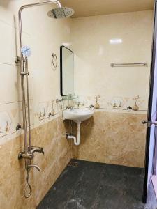a bathroom with a sink and a mirror at Cleopatra homestay &villa in Thôn Dương Xuân Hạ