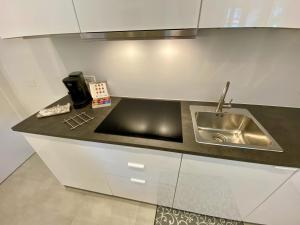 Kuchyň nebo kuchyňský kout v ubytování NEW Residenza le Essenze - i 7 Laghi