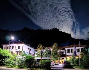 梅尔尼克Хотел Свети Трифон的夜晚山上空的云层